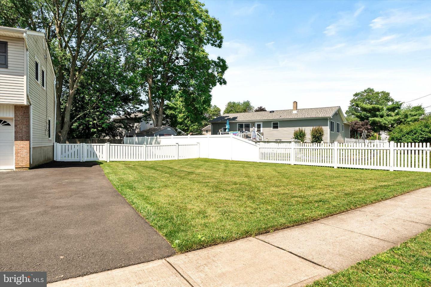 Property Photo:  5 Wisteria La  NJ 08690 