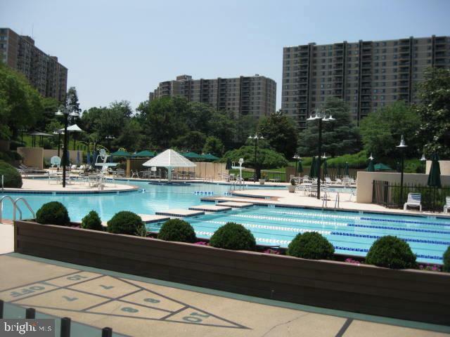 Property Photo: 309 Yoakum Parkway 1605 VA 22304