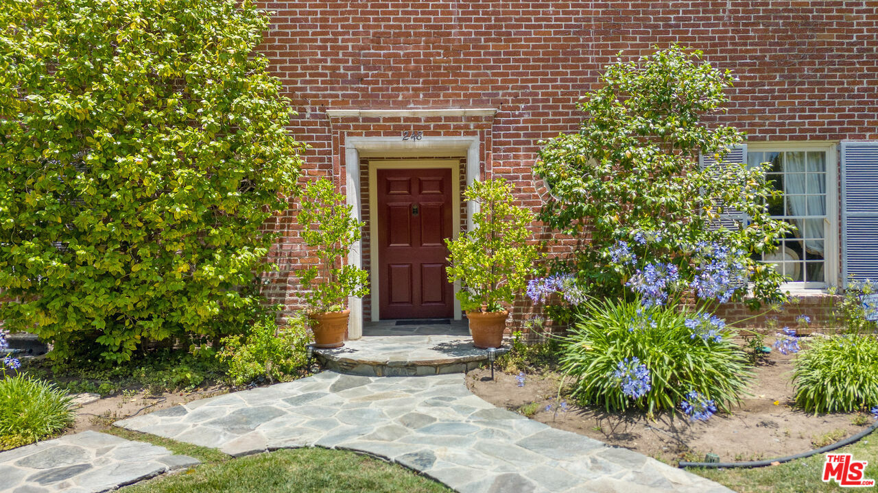 Property Photo:  248 S Hudson Ave  CA 90004 