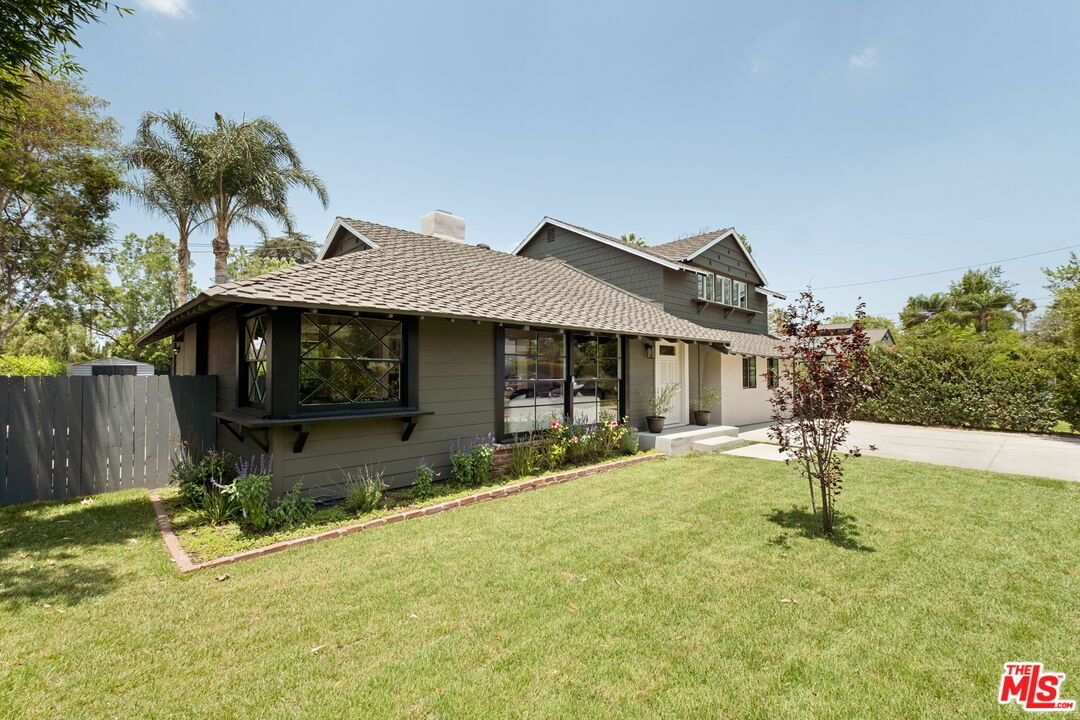 Property Photo:  7401 Costello Ave  CA 91405 