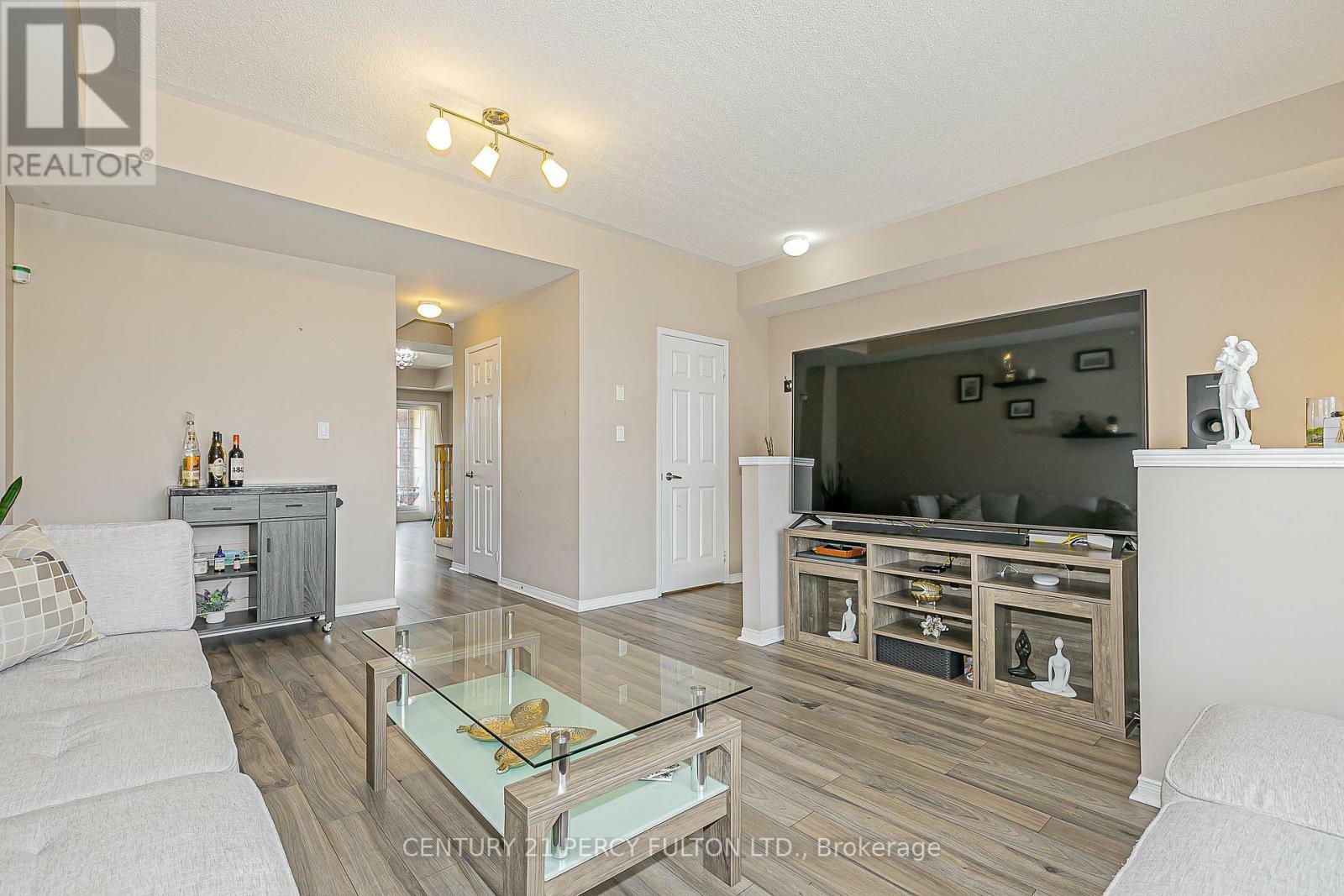 Property Photo: 38 Greensborough Villag Circle 21 ON L6E 0C7