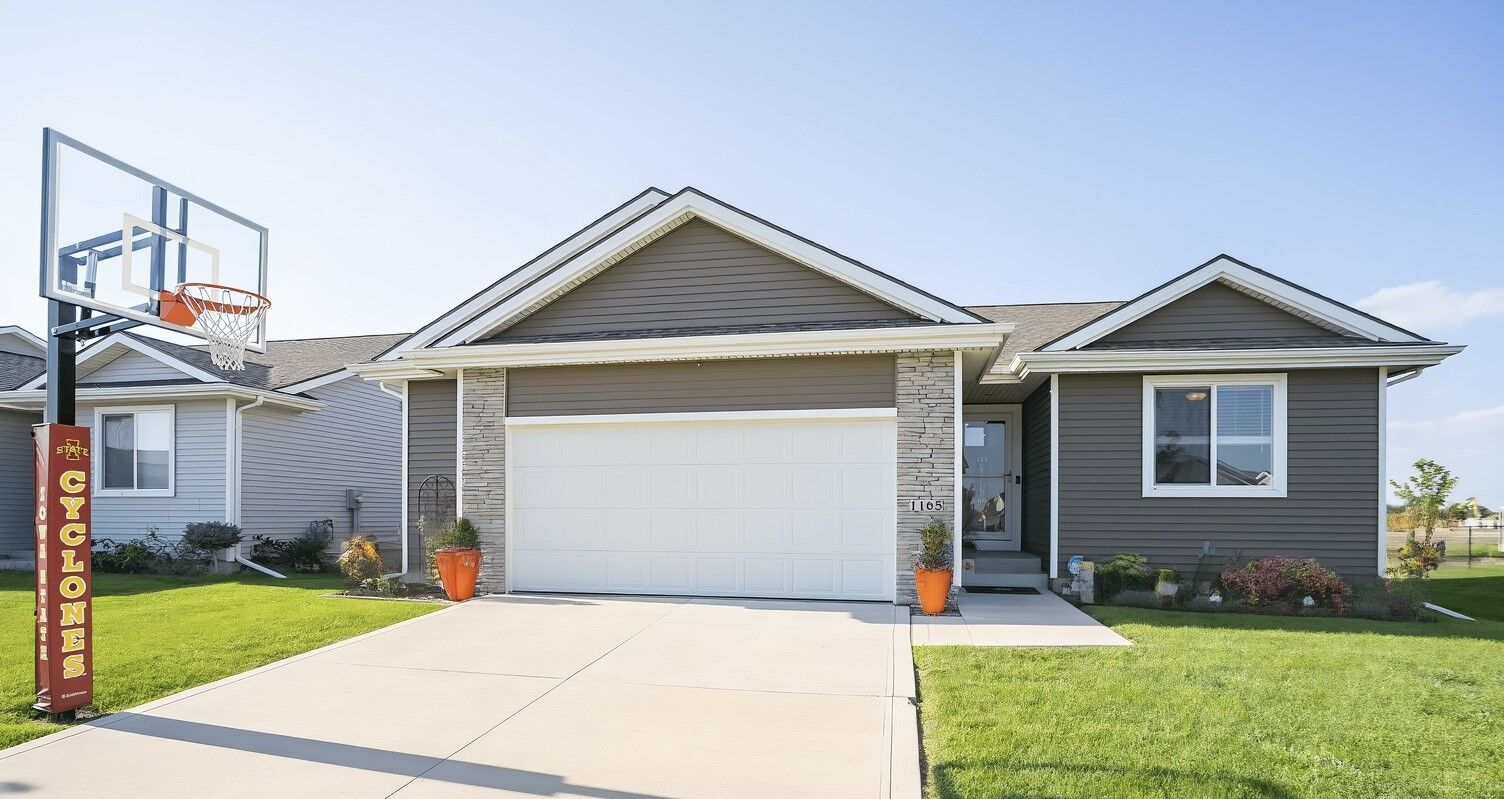 Property Photo:  1165 Locust Street  IA 50263 