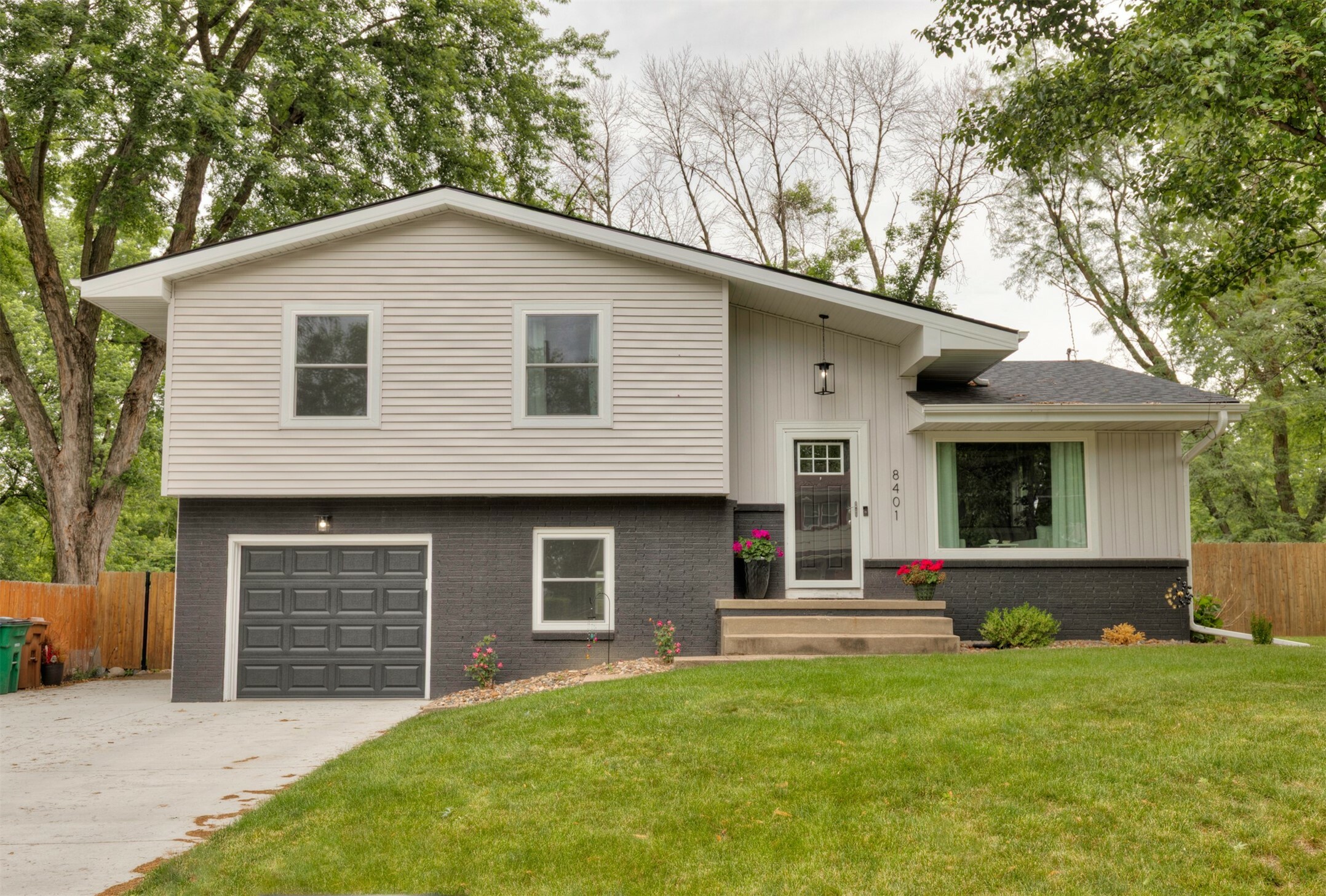 8401 Airline Avenue  Urbandale IA 50322 photo