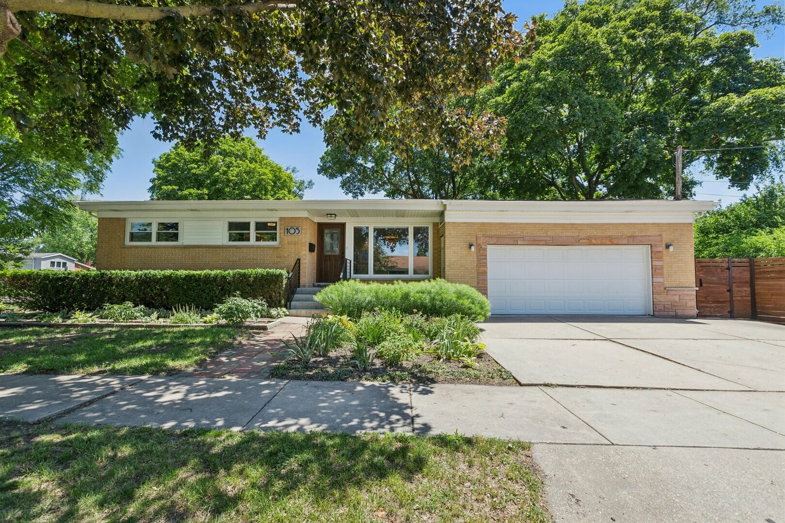 Property Photo:  105 E Vermont Street  IL 60181 