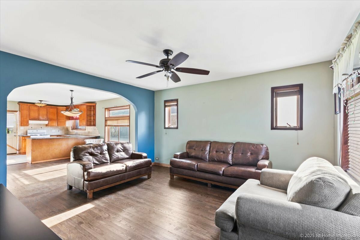 Property Photo: 659 W Albert Street IL 60126