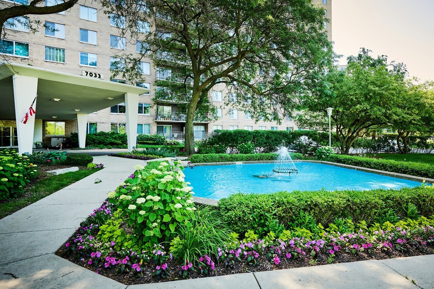 Property Photo: 7033 N Kedzie Avenue 1706 IL 60645