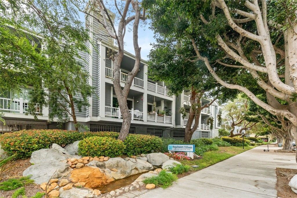 Property Photo: 8505 Gulana Avenue 4213 CA 90293