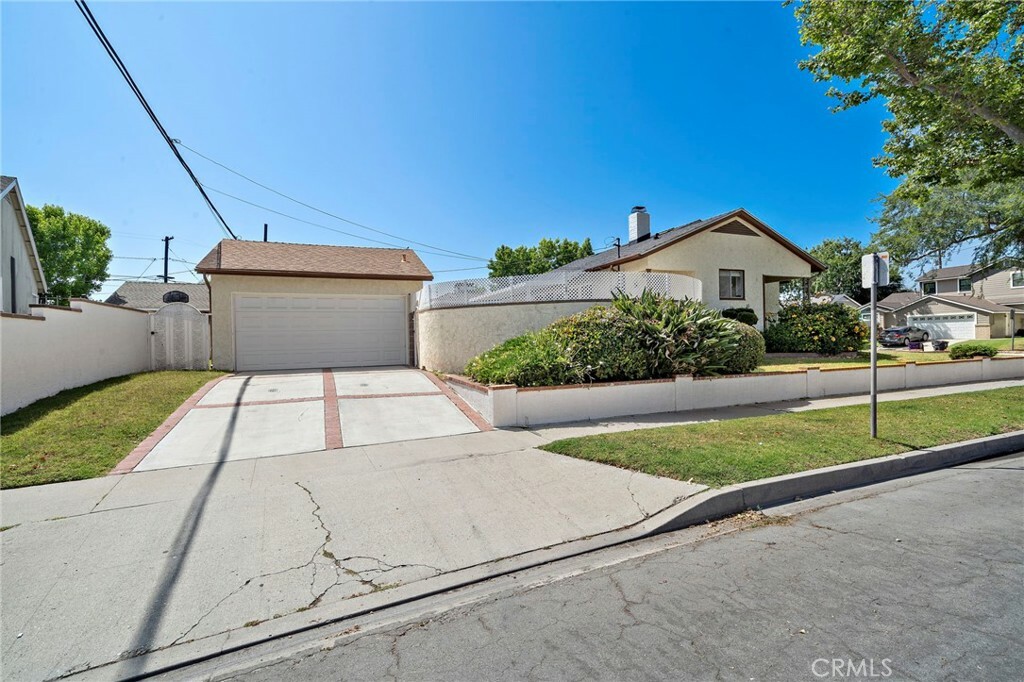 Property Photo:  2460 Vuelta Grande Avenue  CA 90815 