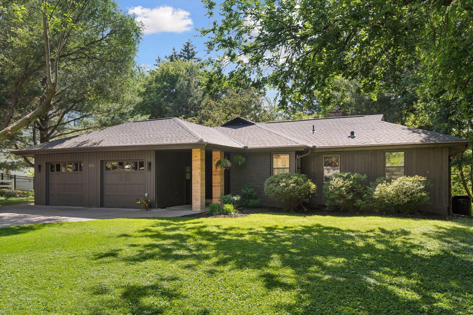 Property Photo:  108 Parkview Terrace  MN 55416 