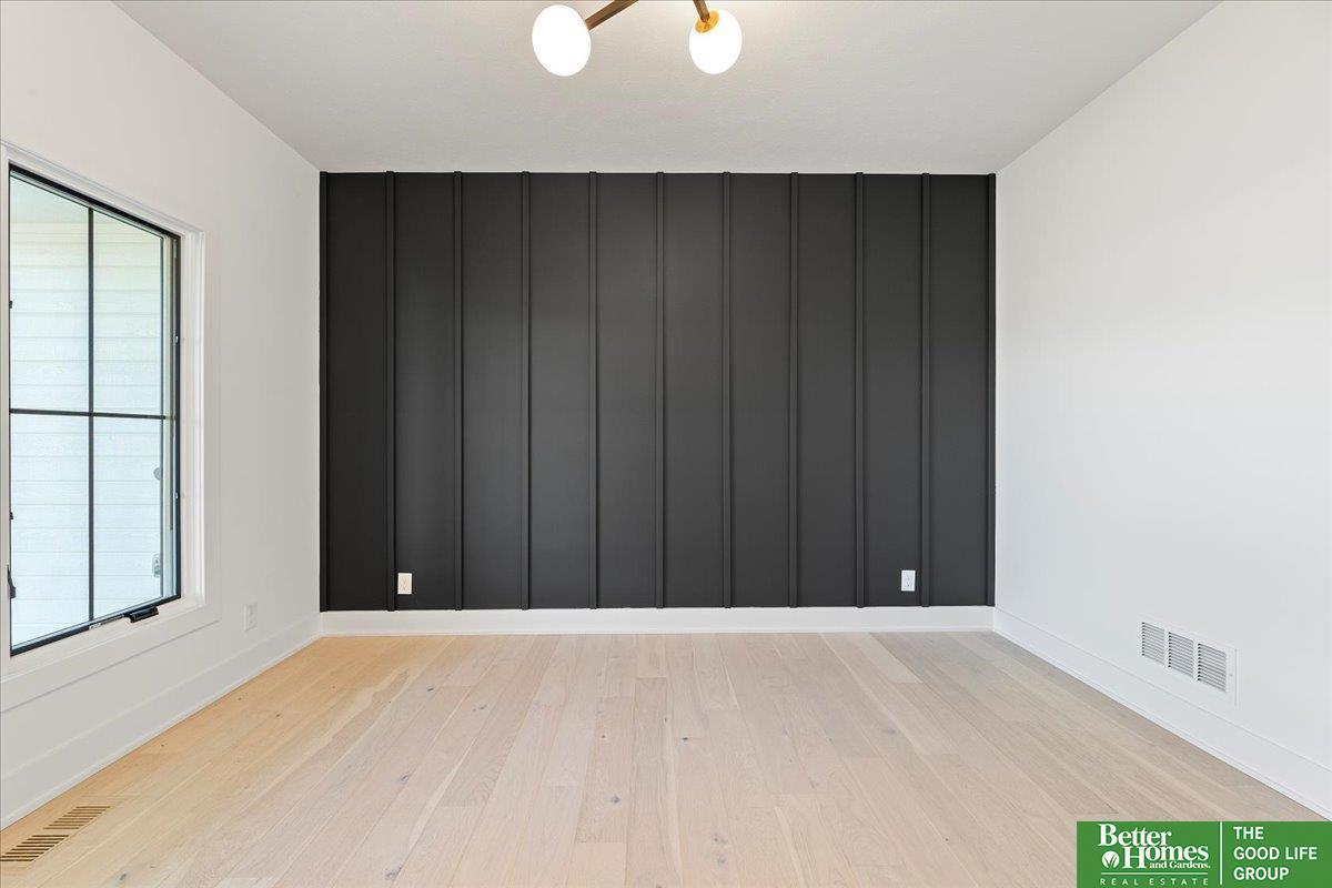 Property Photo: 5721 N 197th Avenue NE 68022