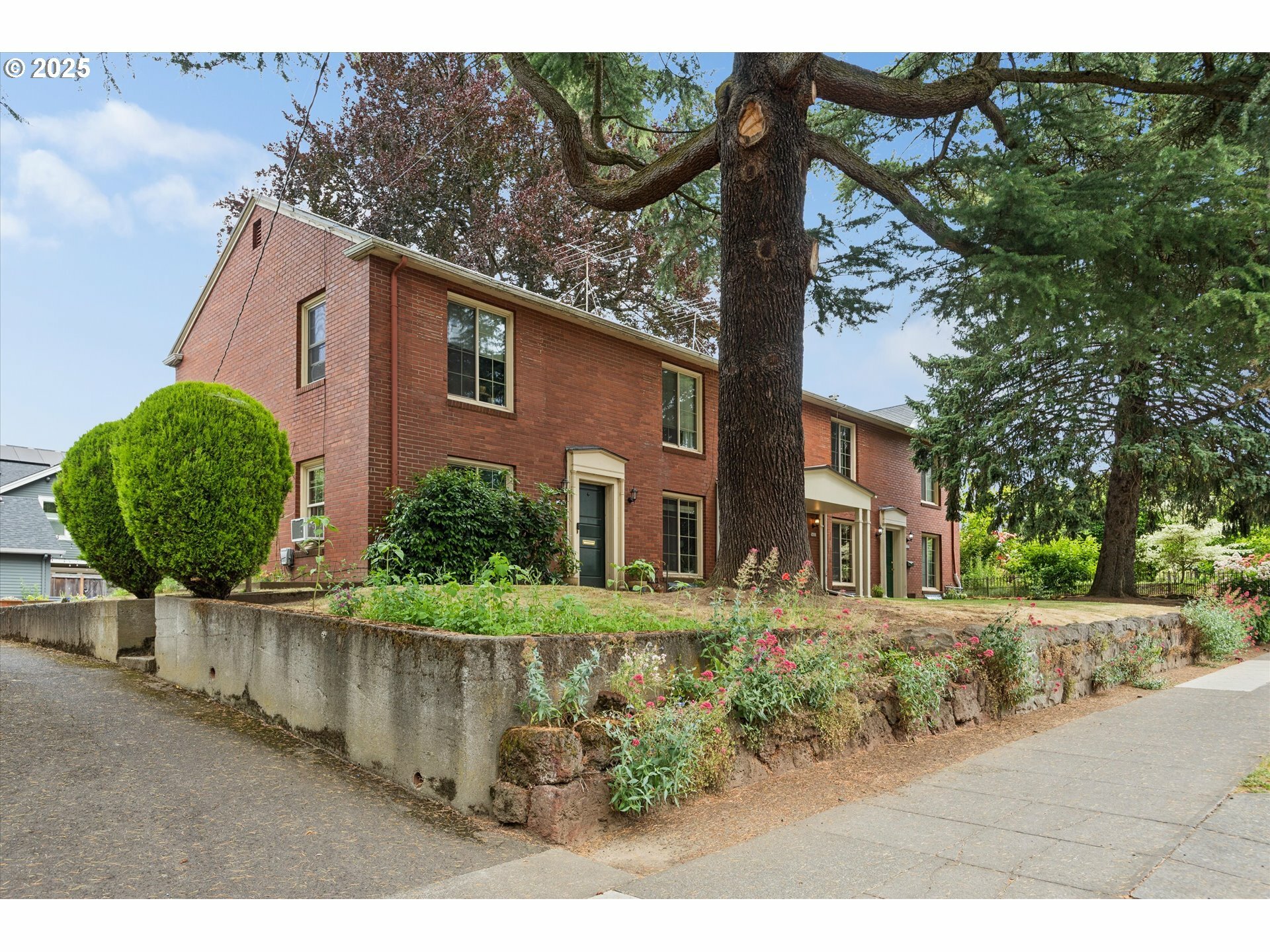 Property Photo:  5617 SE Belmont St  OR 97215 