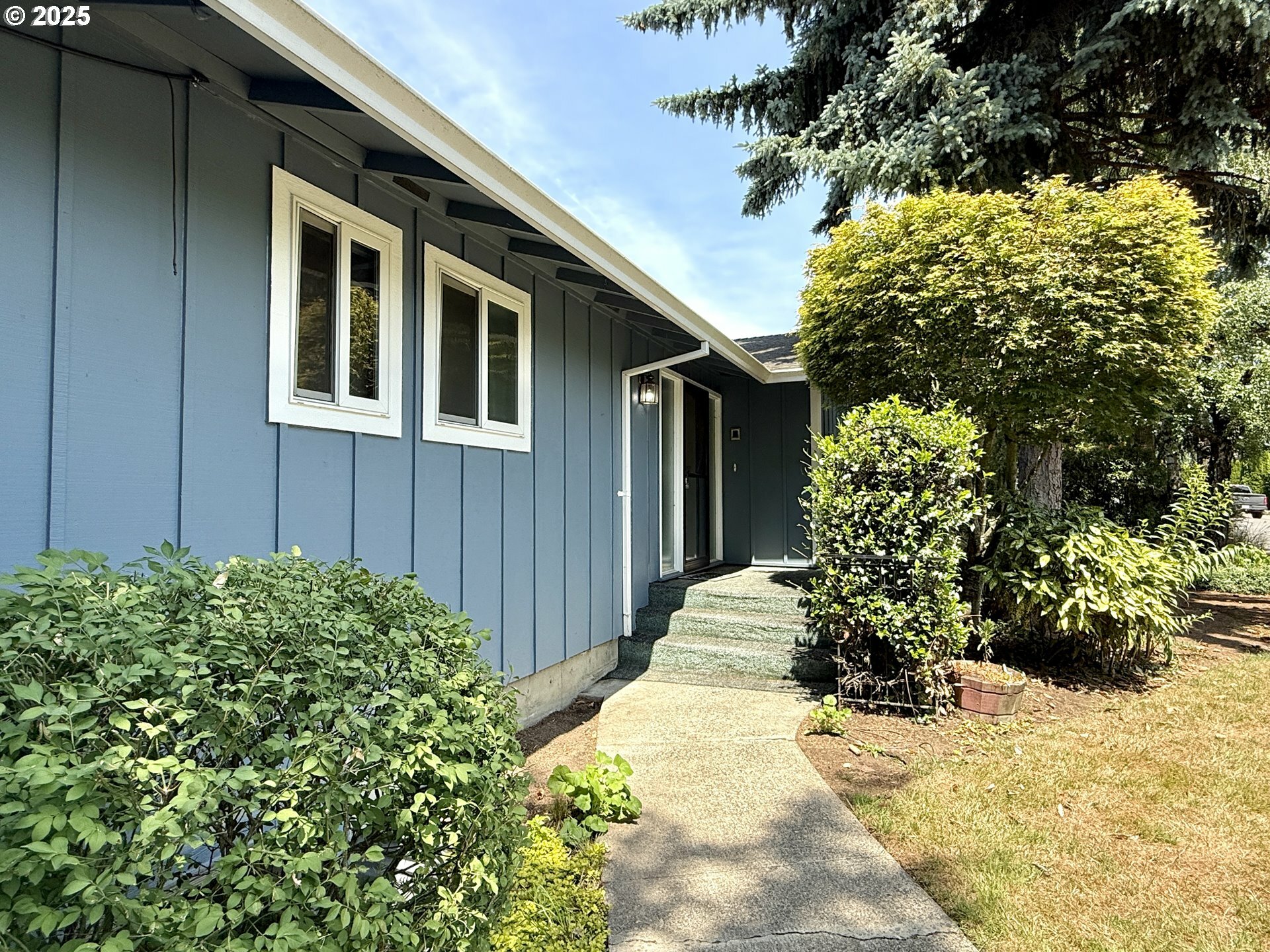 Property Photo:  5235 SE 32nd Ave  OR 97202 