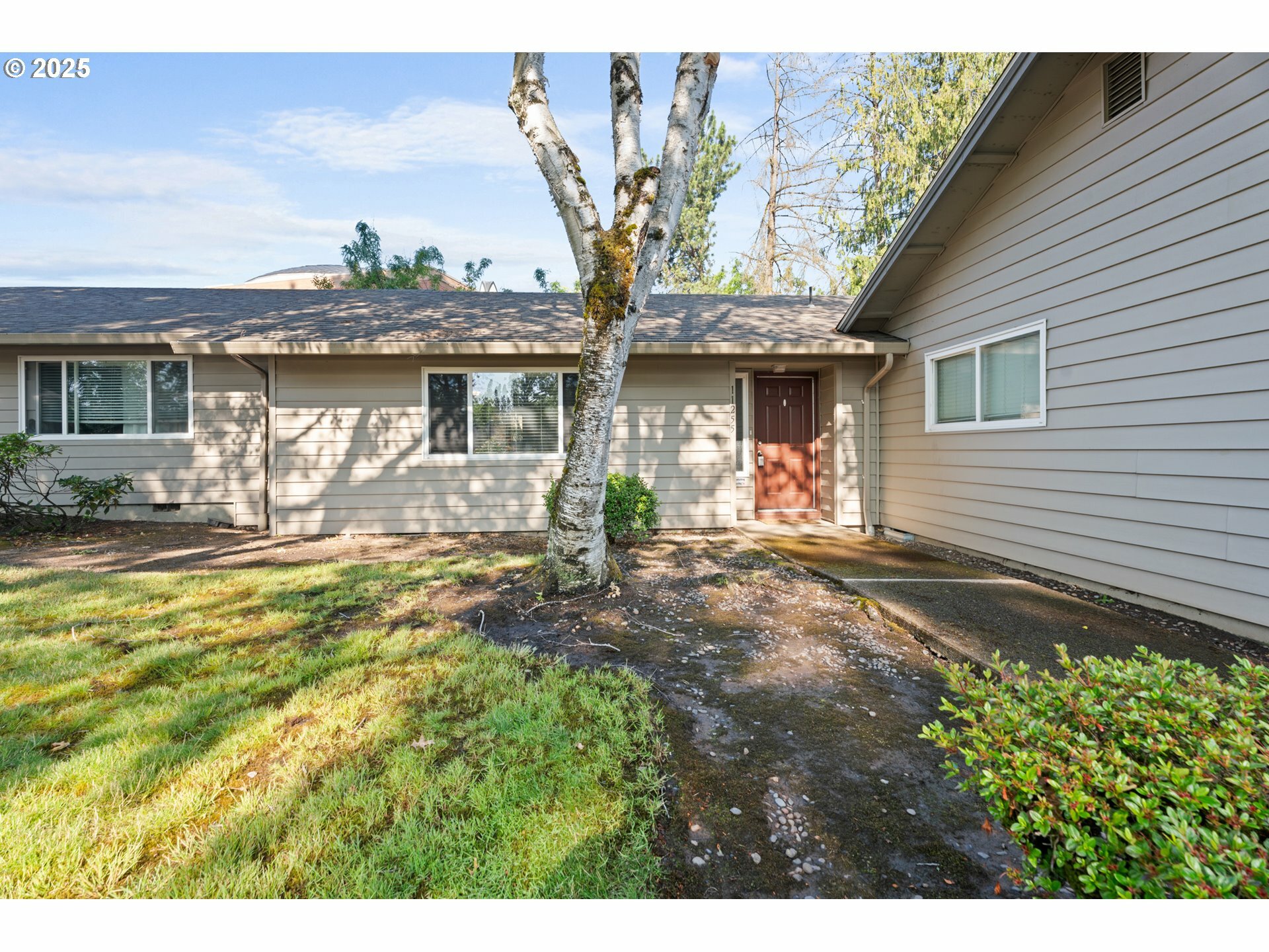 Property Photo: 11255 SW Springwood Dr OR 97223