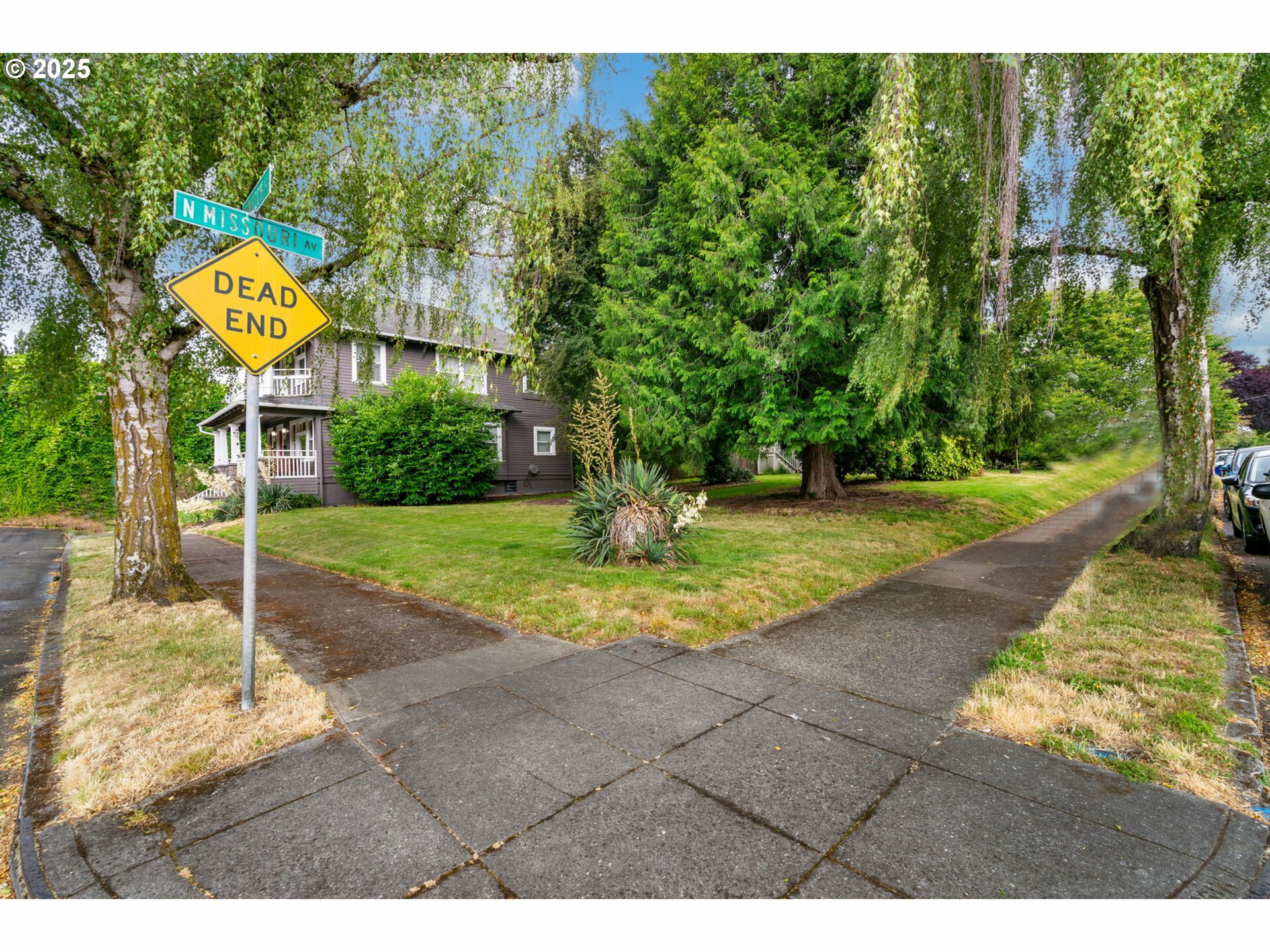 Property Photo:  1115 1117 N Beech St  OR 97227 