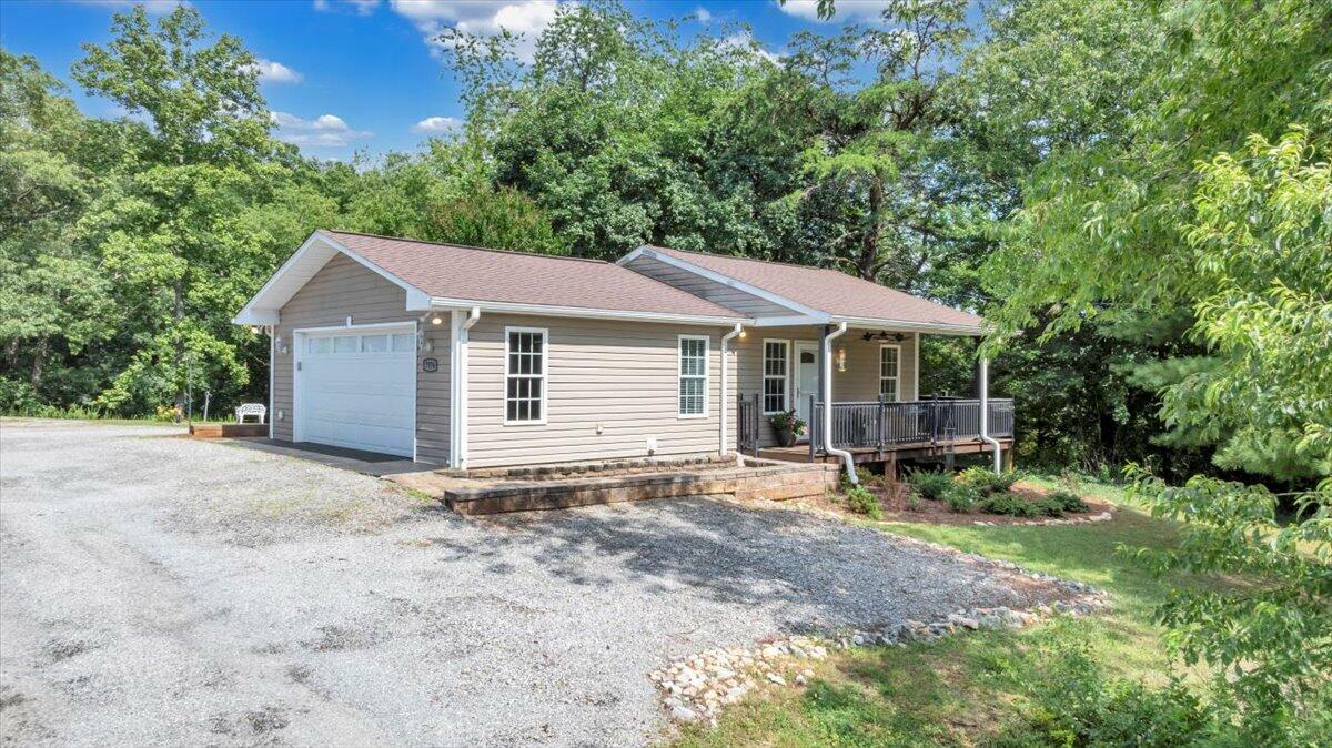 Property Photo:  7976 Grassy Hill Rd  VA 24065 