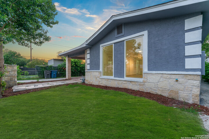 Property Photo:  1917 San Carlos  TX 78207 