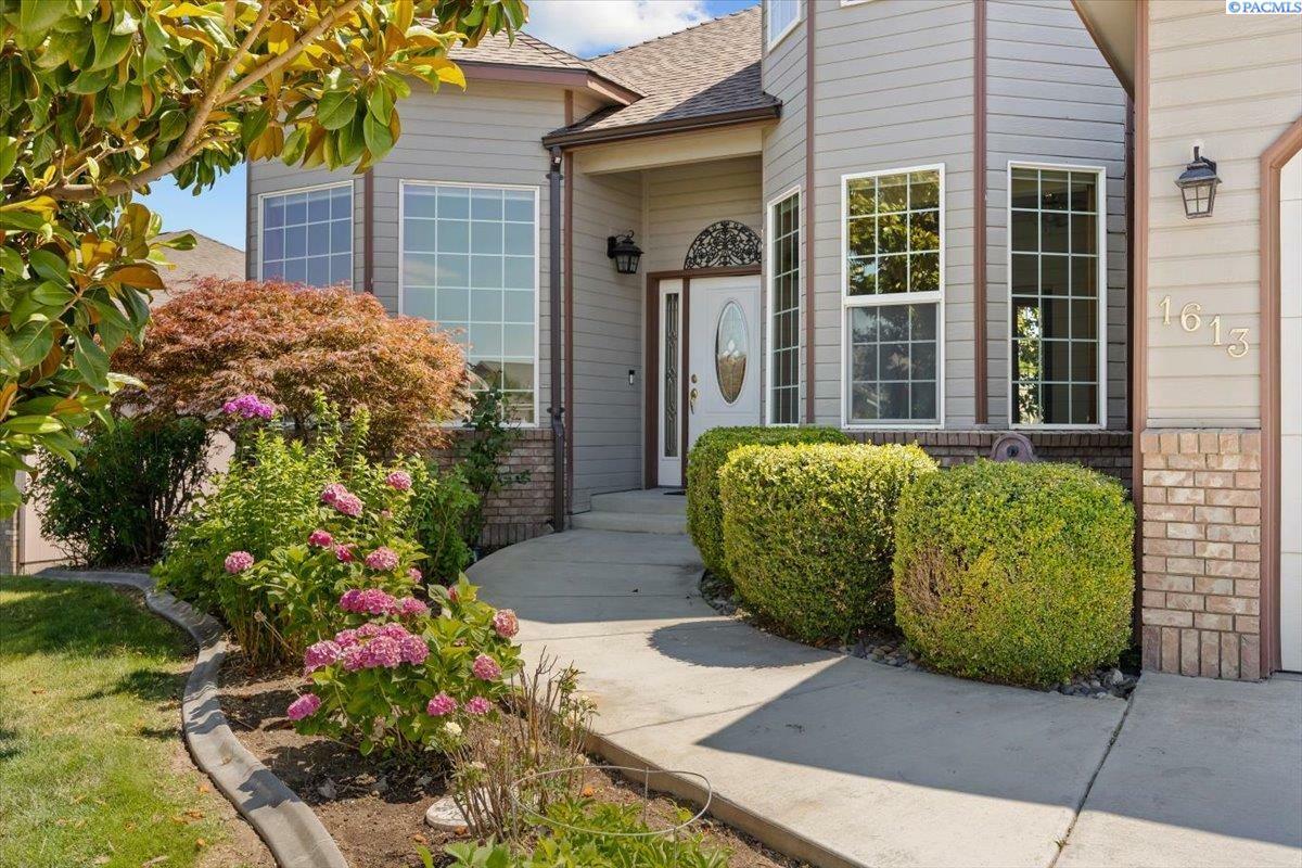 Property Photo:  1613 Venus Circle  WA 99352 