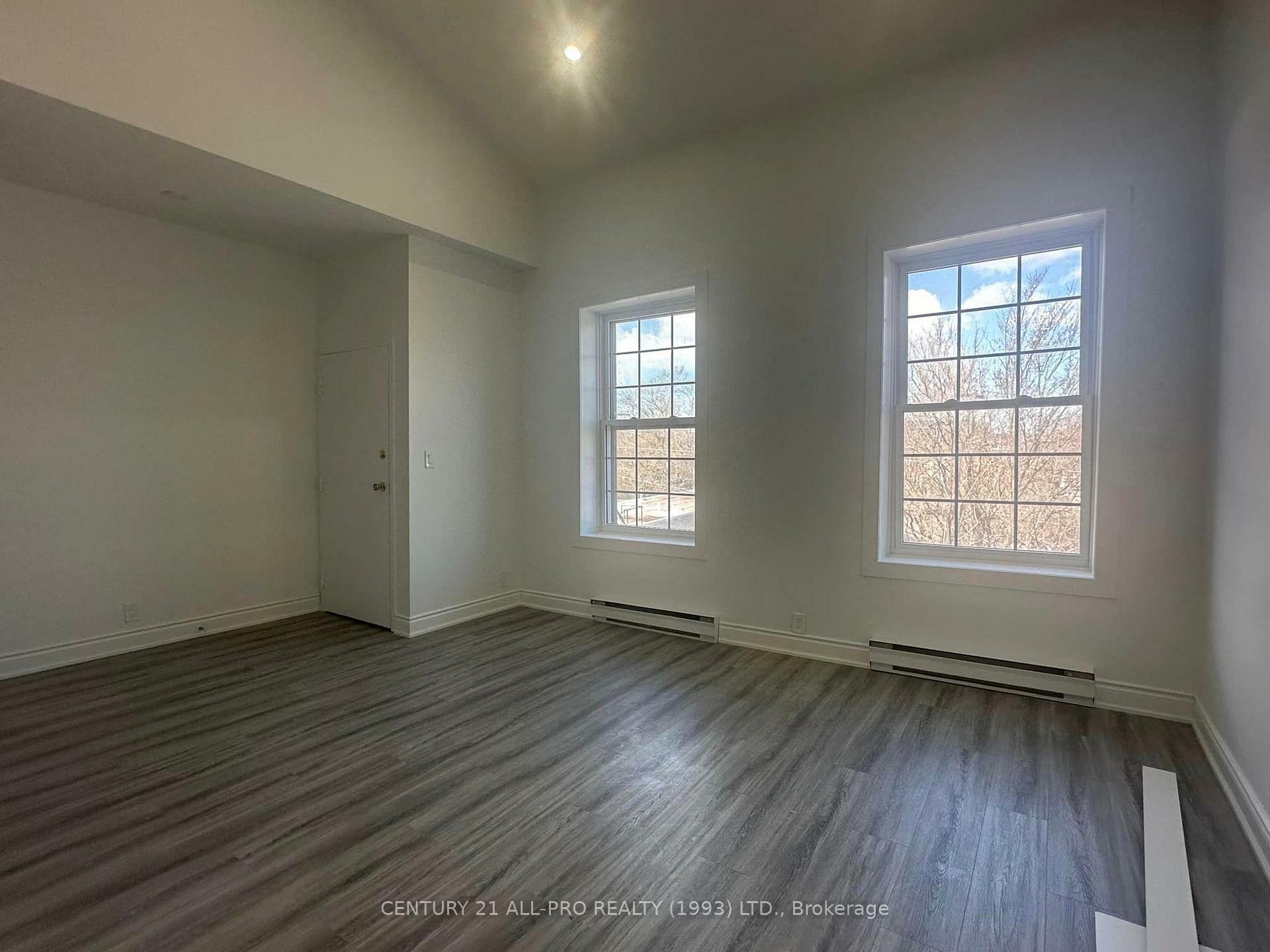 Property Photo: 82 King Street W Unit 4 ON K9A 2M3