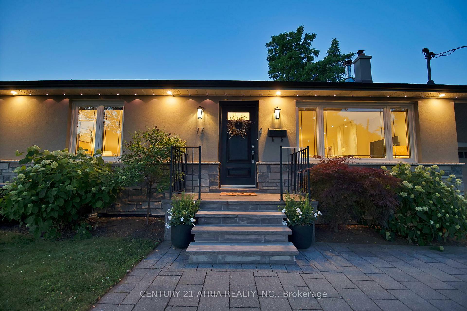 Photo de la propriété: 77 Ravenscrest Drive ON M9B 5N2