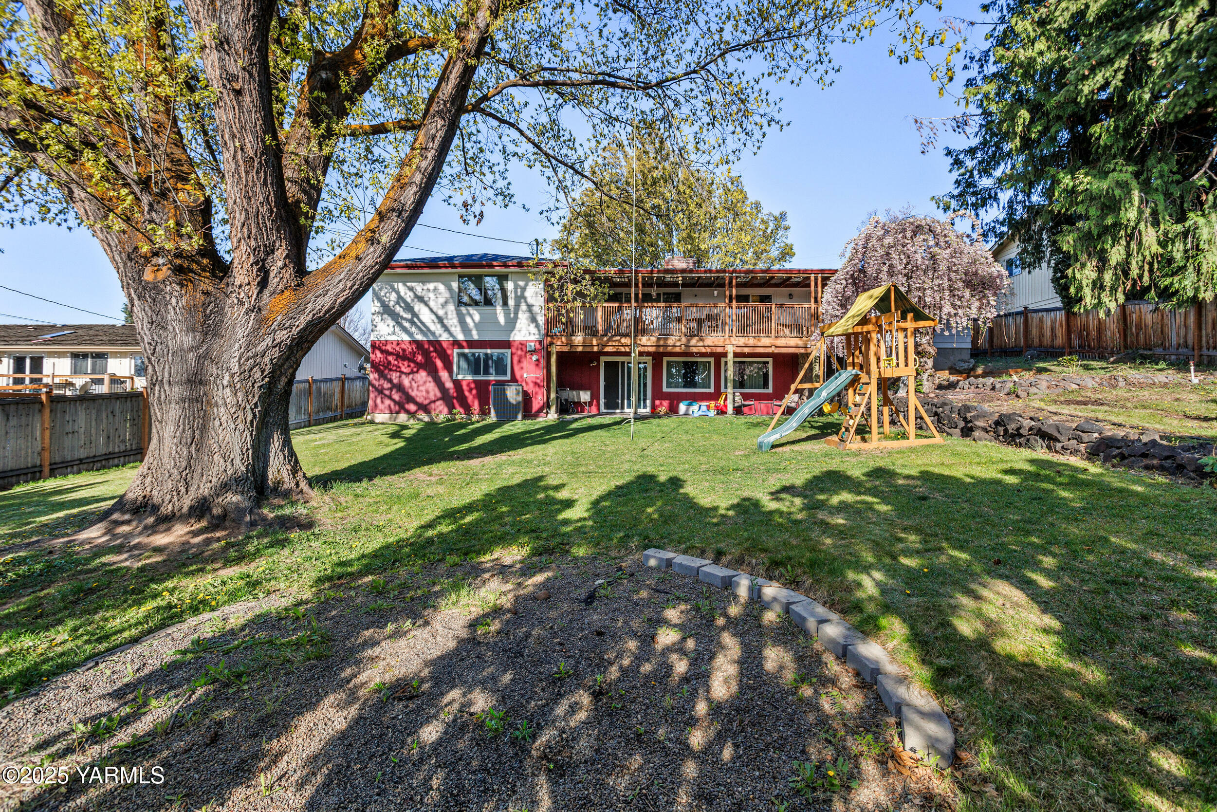Property Photo:  607 N 53rd Ave  WA 98908 