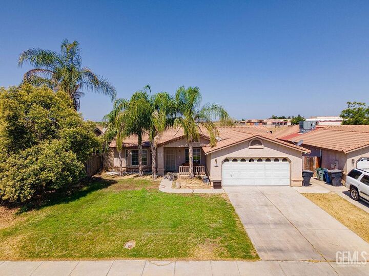 Property Photo:  1043 Moscato Street  CA 93250 