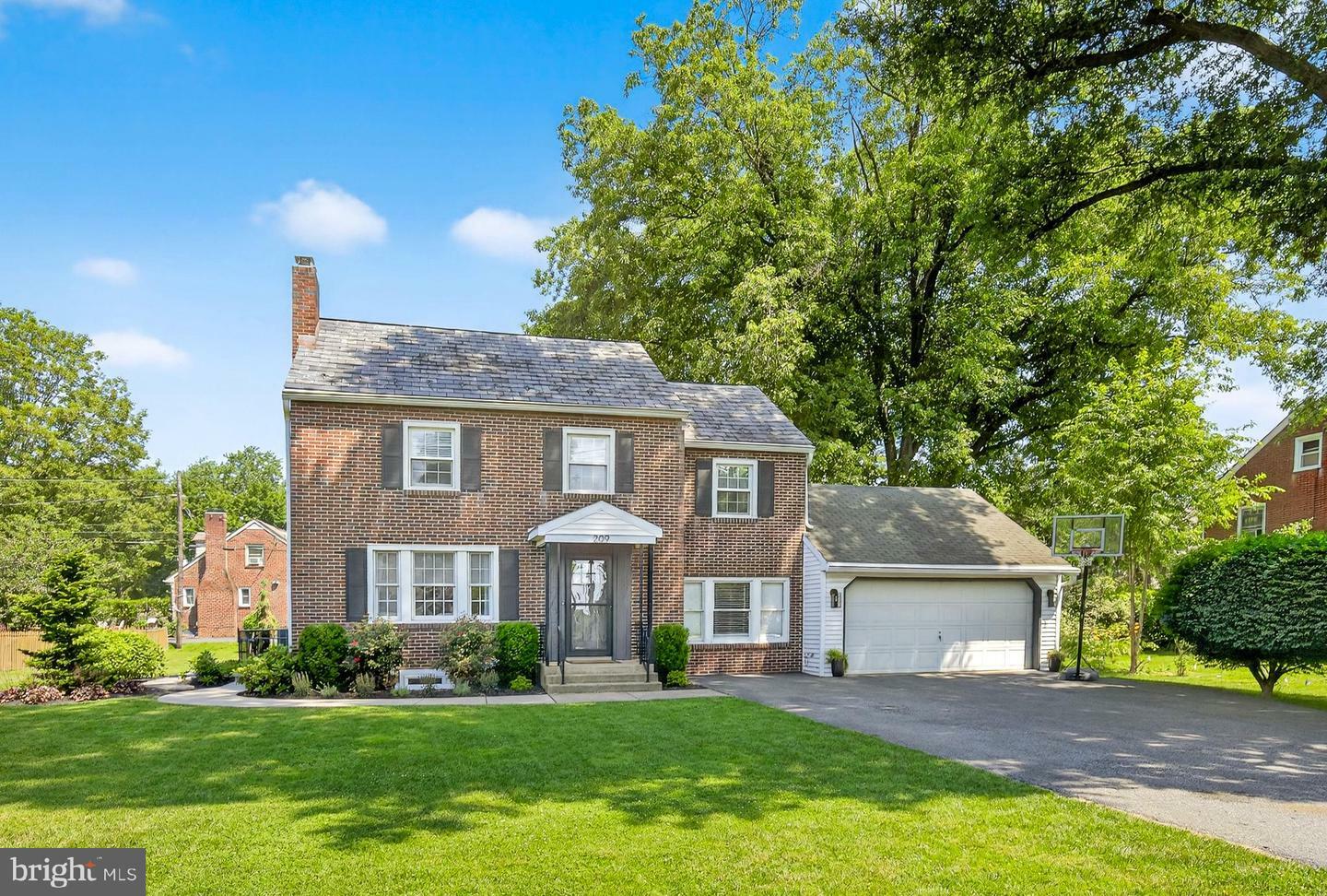 Property Photo: 209 E Roseville Road PA 17601
