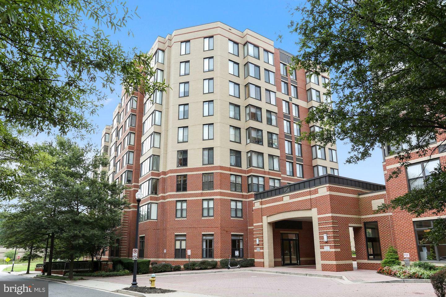 Property Photo: 2220 Fairfax Drive 201 VA 22201