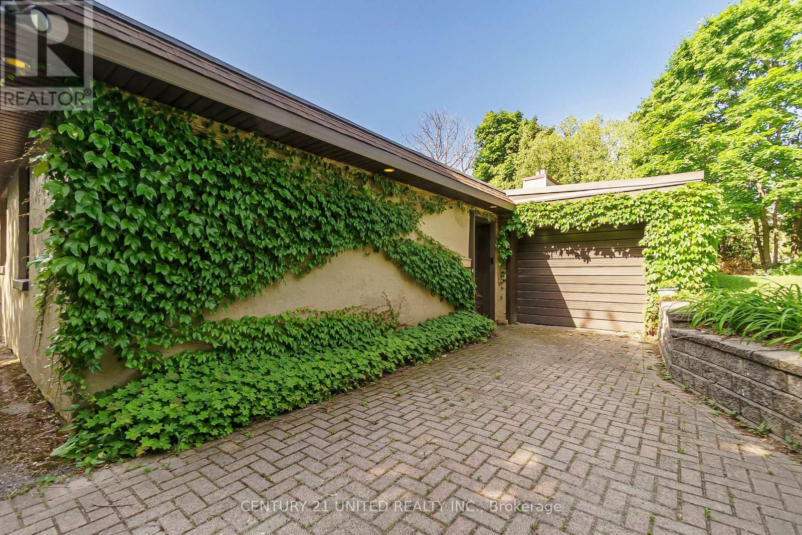 Property Photo: 44 Moorecraig Road ON K9J 6V7