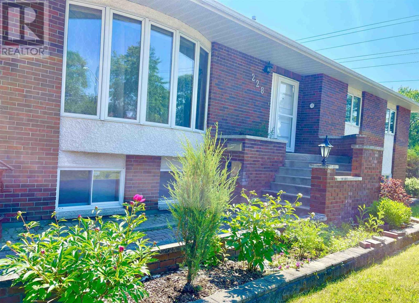 Photo de la propriété: 228 Taylor St ON P8N 1M6