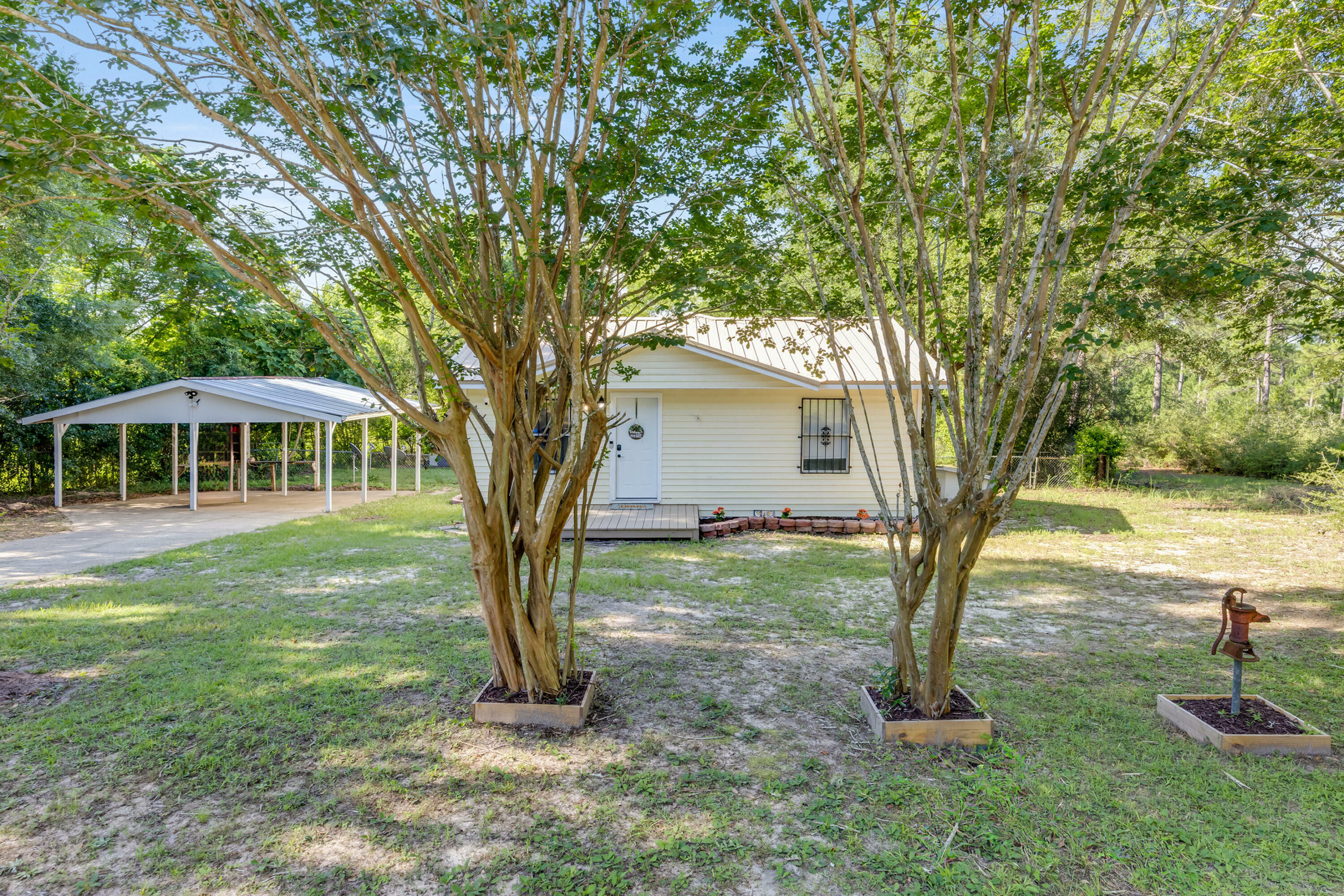 Property Photo: 965 B Street FL 32536