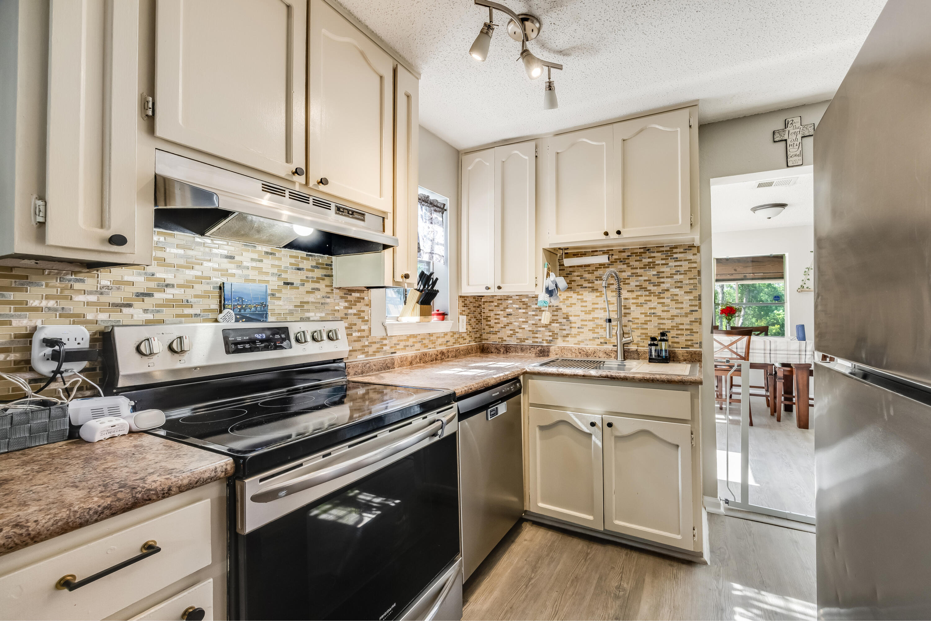 Property Photo: 965 B Street FL 32536