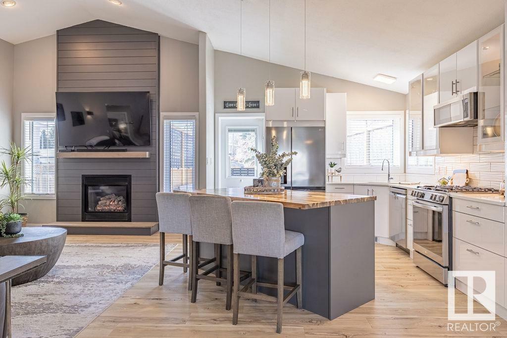 Property Photo: 1 Linkside Court AB T7X 3C4