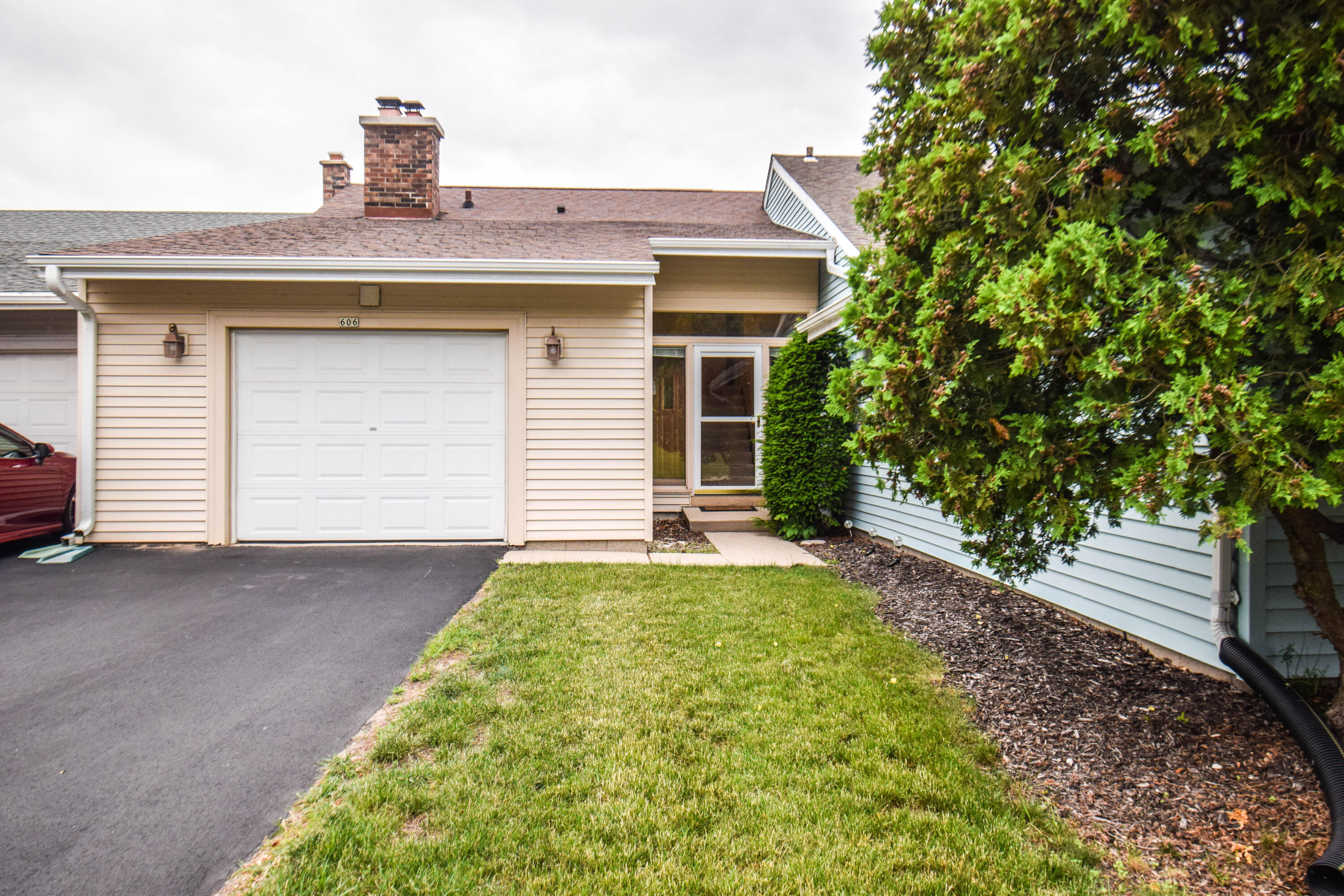 606 Westridge Dr  West Bend WI 53095 photo