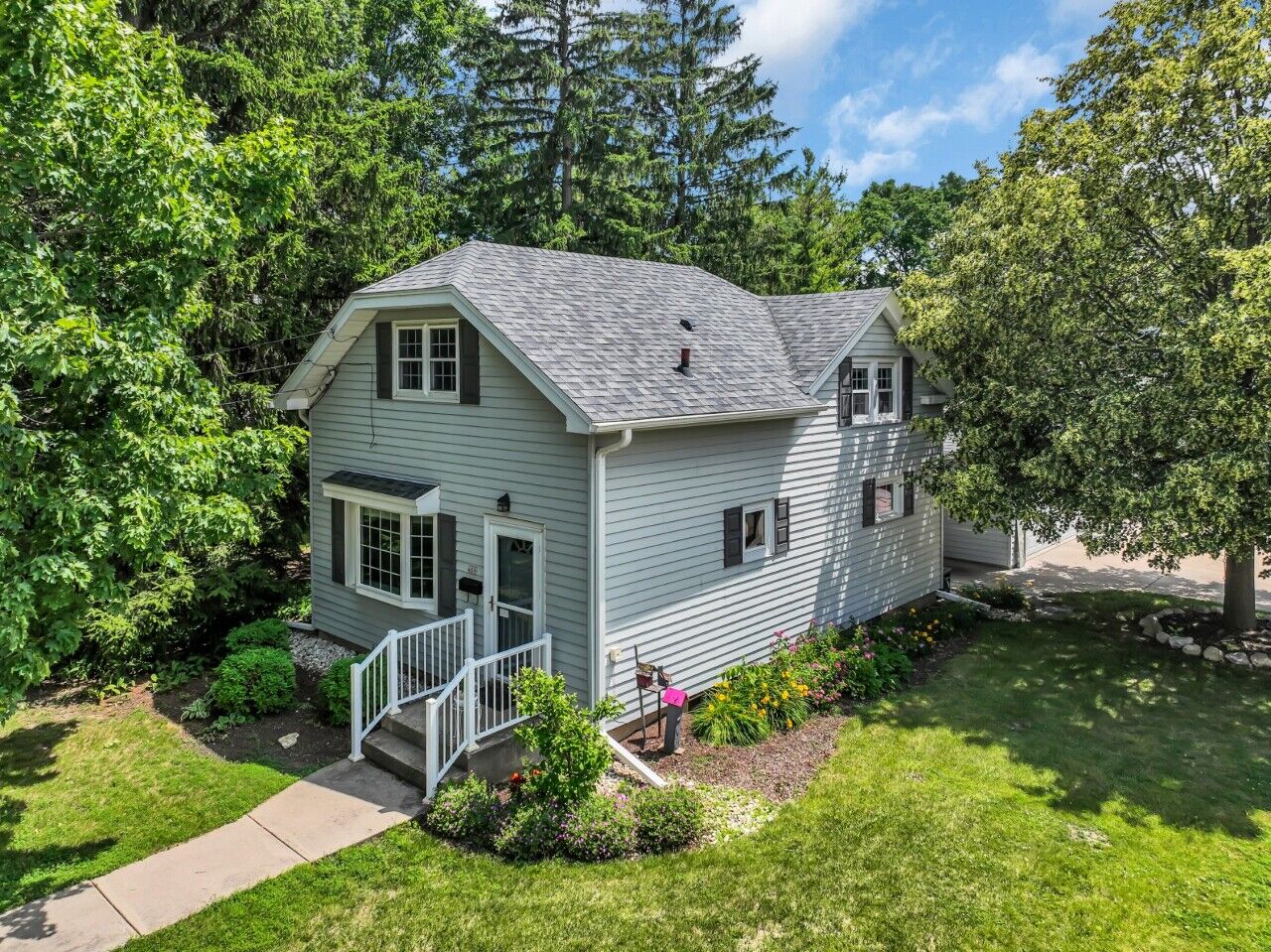 Property Photo:  409 Washington St  WI 53185 