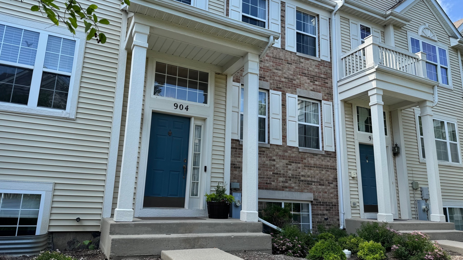 Property Photo:  904 Clover Lane  IL 60140 