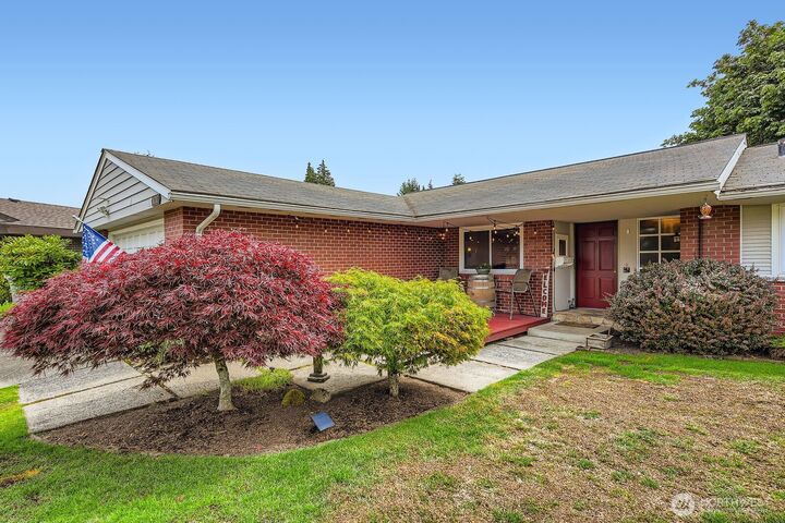 Property Photo: 1717 Lincoln Court SE WA 98055
