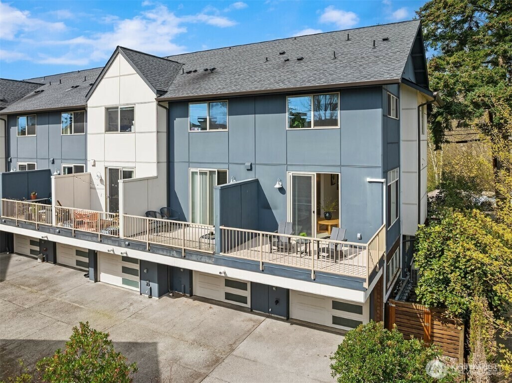 Property Photo:  4071 NE 50th Street  WA 98105 