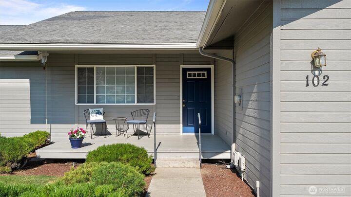 Property Photo: 102 SE Maple WA 99324