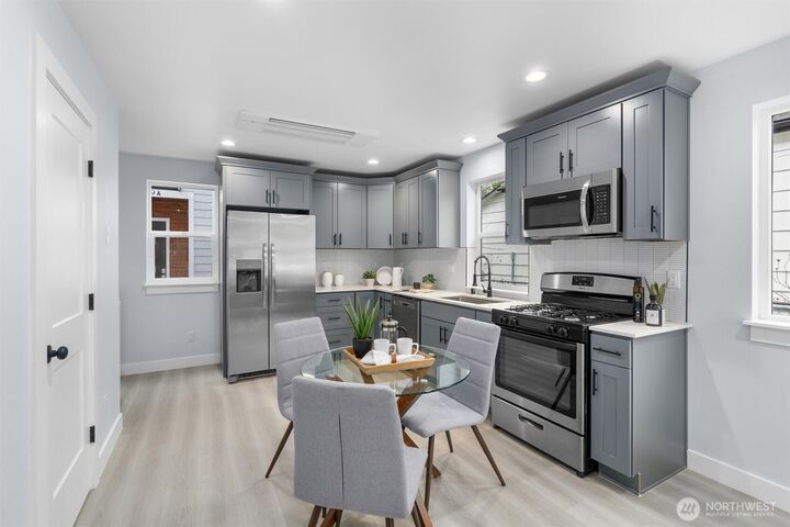 Property Photo:  1047 S Thistle Street A  WA 98108 