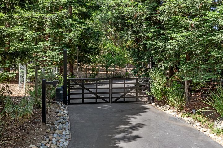 Property Photo:  3 Oak Forest Court  CA 94028 