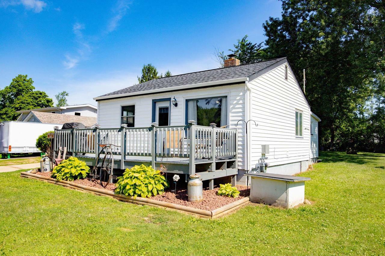 Property Photo: 1611 East Road 1 WI 53534