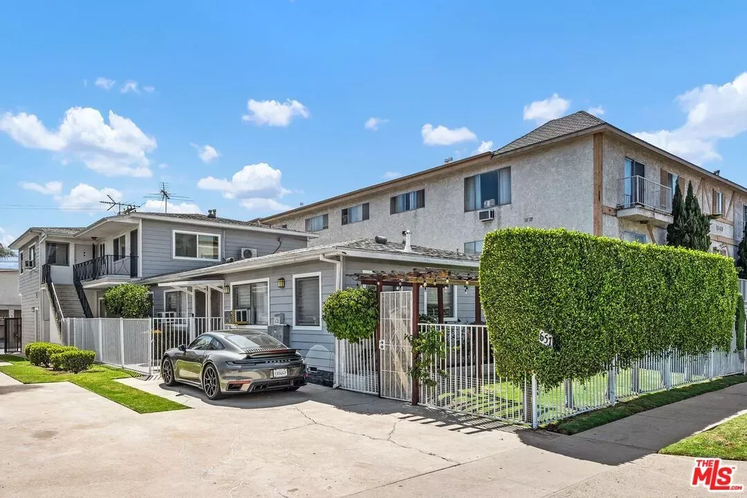 Property Photo: 1657 Colby Ave 3 CA 90025