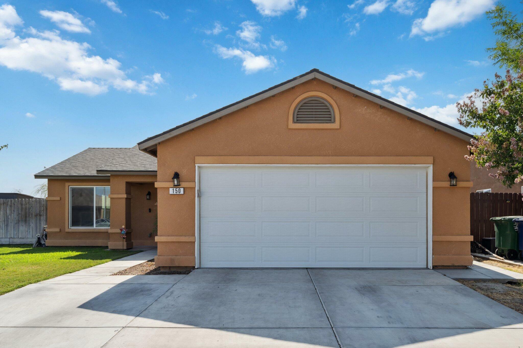 Property Photo:  150 Wawona Street  CA 93212 