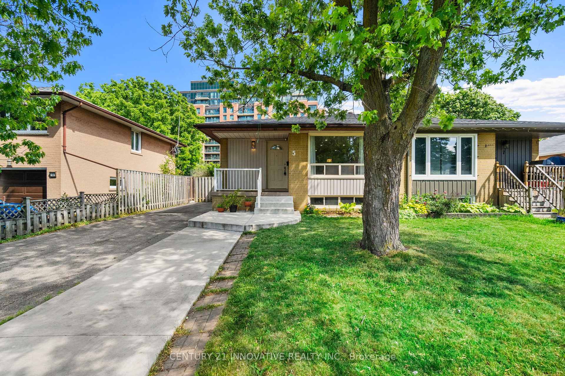 Property Photo: 5 Avondale Boulevard ON L6T 1H1