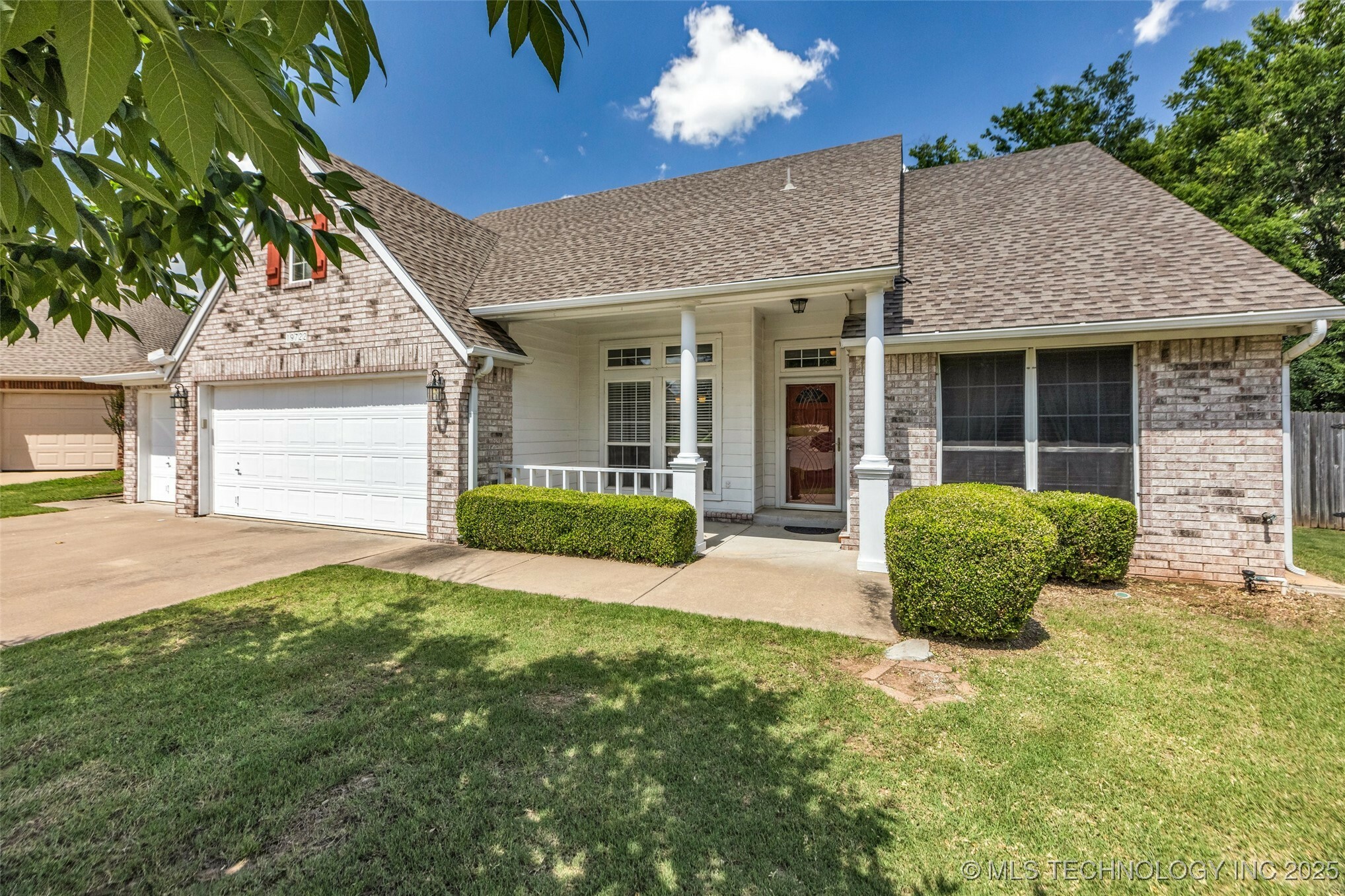 Property Photo: 19722 E 50th Court S OK 74014