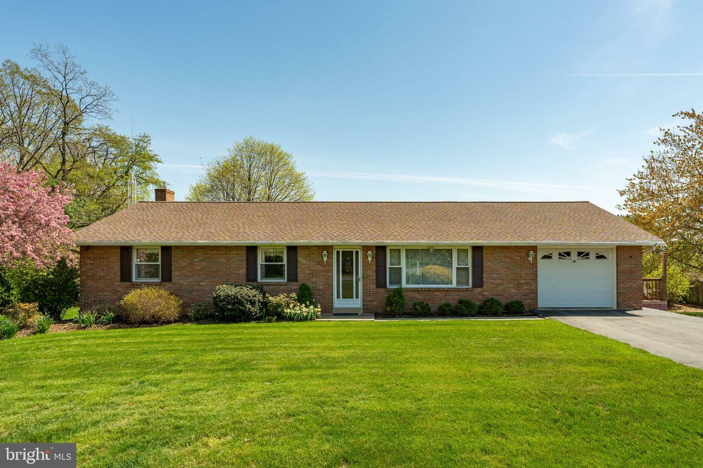 Property Photo:  38 Skyview Lane  PA 17543 