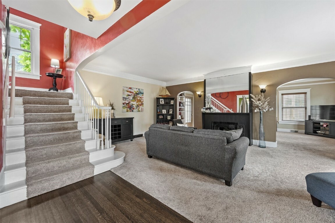 Property Photo: 2144 Grande Avenue SE IA 52403
