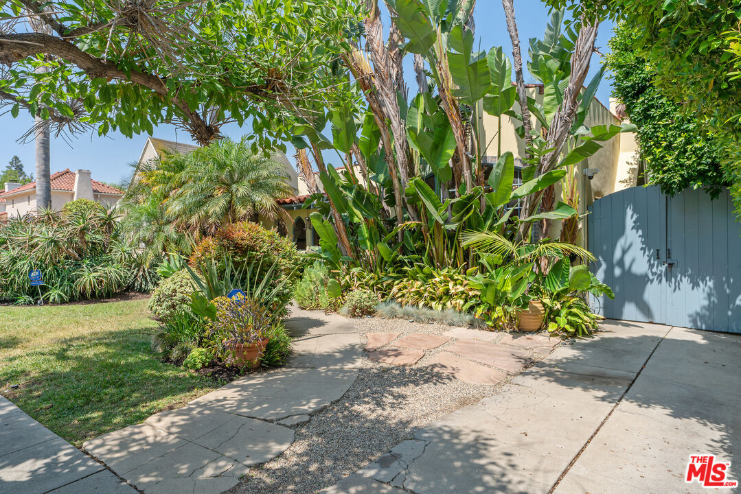 Property Photo: 809 S Muirfield Rd CA 90005