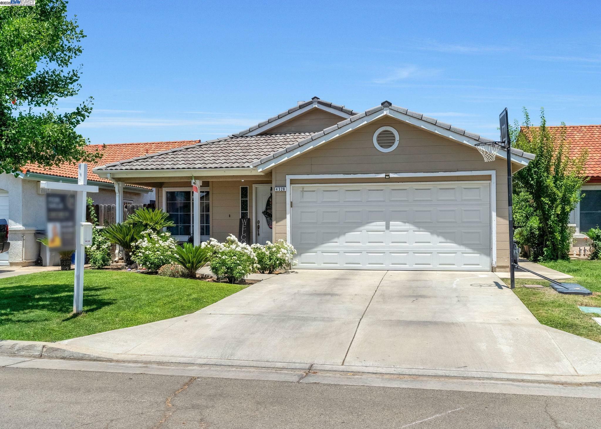 Property Photo: 4328 W Cambridge Ave CA 93722