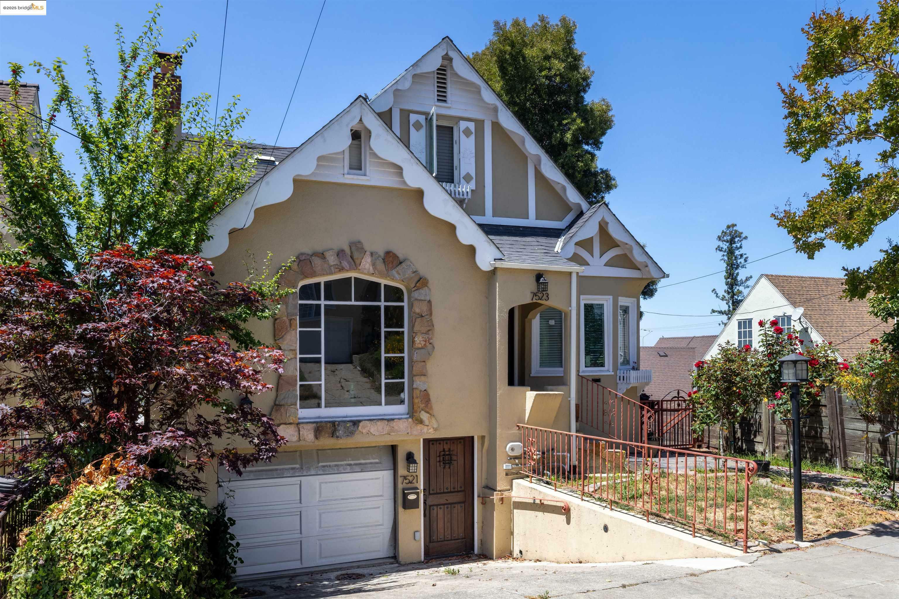 Property Photo: 7523 Outlook Ave CA 94605